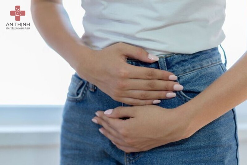 Đau vùng chậu kéo dài có thể cảnh báo u nang buồng trứng hoặc viêm vùng chậu