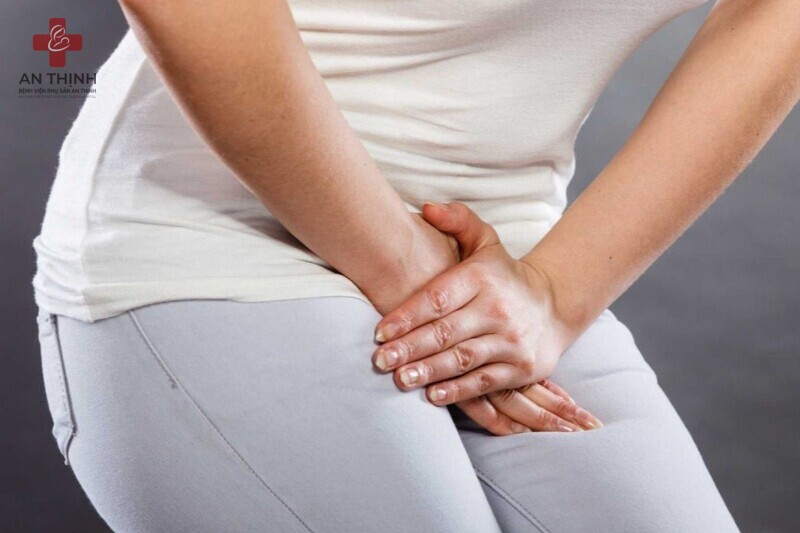 Tiểu buốt hoặc tiểu rắt có thể là dấu hiệu viêm đường tiết niệu cần được thăm khám sớm