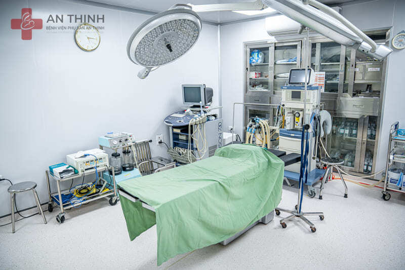 Bệnh viện được trang bị hệ thống máy móc hiện đại và phòng khám vô trùng khép kín