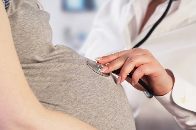 Mẹ bầu nên mang đầy đủ hồ sơ thai kỳ và mặc trang phục thoải mái khi đi siêu âm